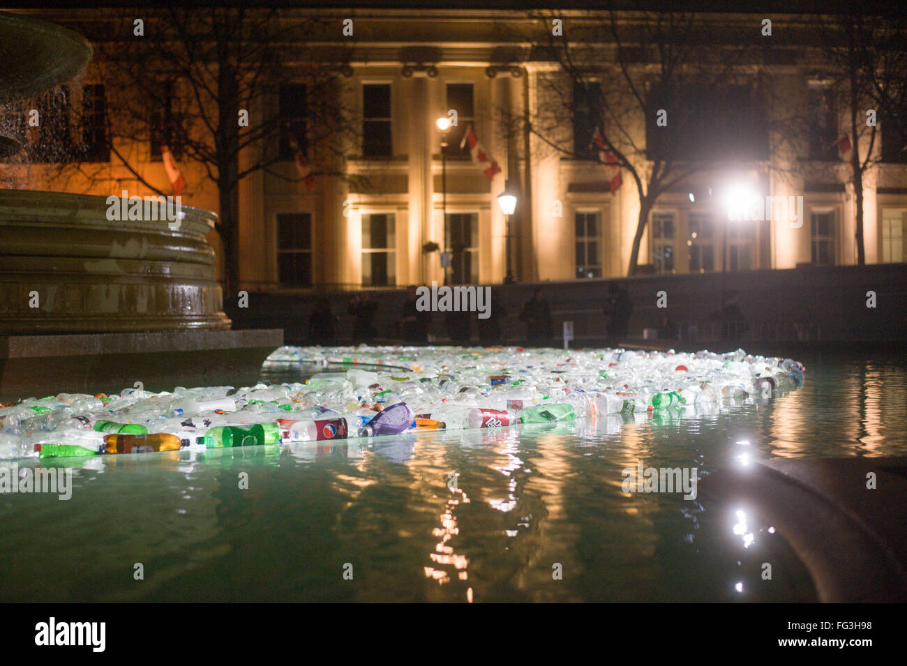 Les bouteilles en plastique dans les fontaines de Trafalgar Square dans le cadre du projet au cours de l'art lumière Lumiere festival à Londres Banque D'Images Les bouteilles en plastique dans les fontaines de Trafalgar Square dans le cadre du projet au cours de l'art lumière Lumiere festival à Londres Banque D'Images