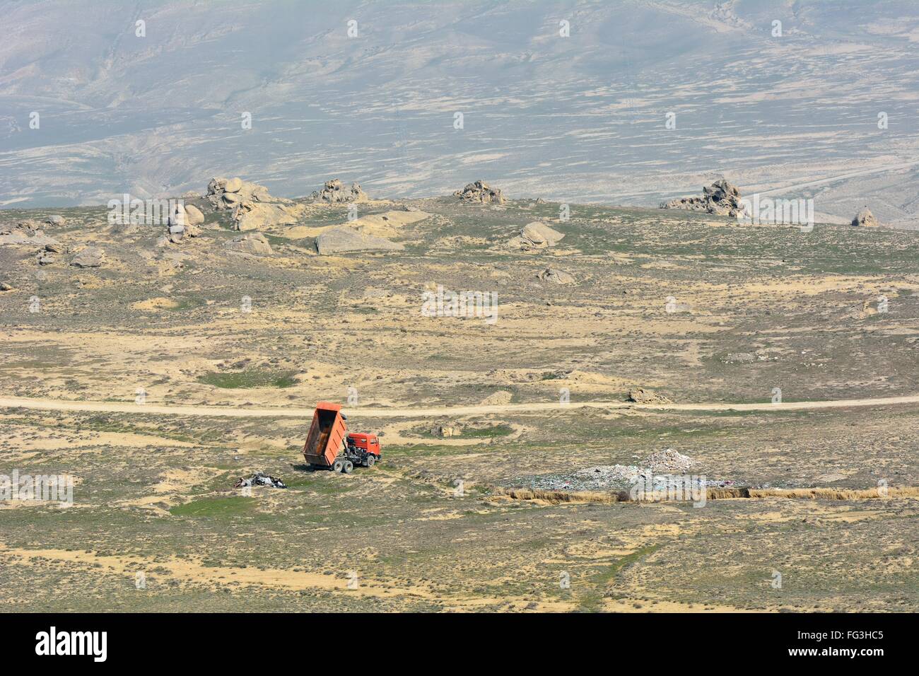 Truck dumping ordures dans la campagne d'Azerbaïdjan. Trash est sous-évaluées de façon inappropriée en pleine campagne, près de Baku Lokbatan dans Banque D'Images