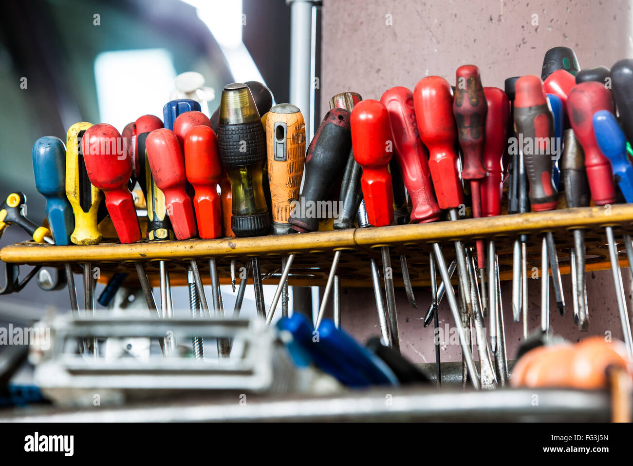 Assortiment d'outils accroché au mur. Plusieurs tournevis en location garage  mécanicien Photo Stock - Alamy