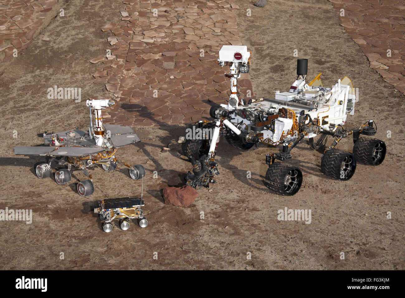 MARS ROVERS, 2012. /NThree générations de Mars rovers : le test Mars Exploration Rover rover (Spirit et Opportunity), le vol de secours pour le premier Mars Rover (étranger), et au Mars Science Laboratory (Curiosité) test rover. Photographie, 2012. Banque D'Images
