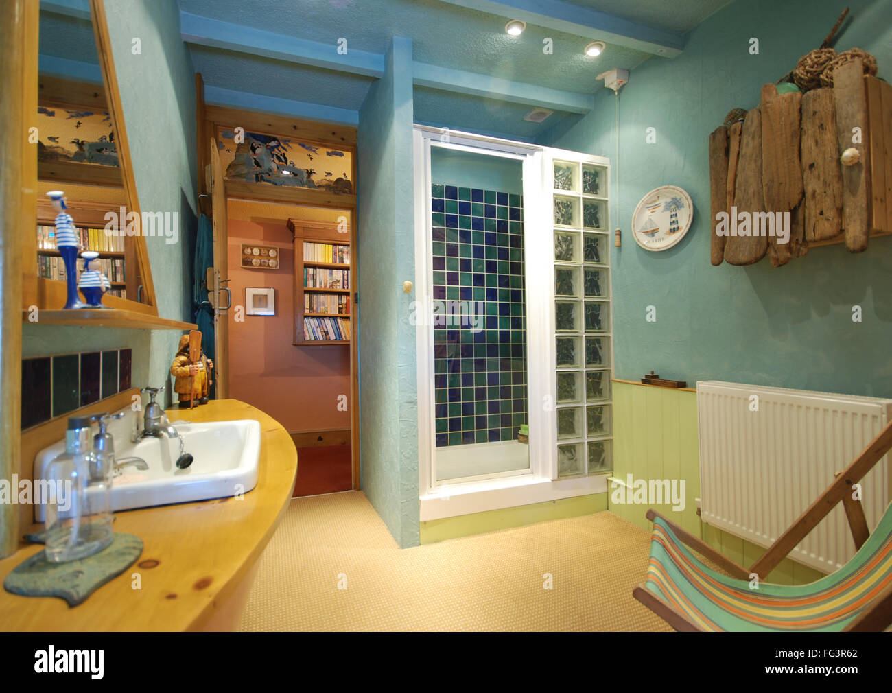 Salle de bains avec douche à thème nautique et du bois flotté Photo Stock -  Alamy