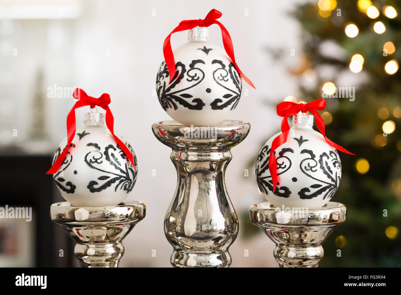 Boules de Noël avec des rubans sur le dessus de porte-chandelier Banque D'Images