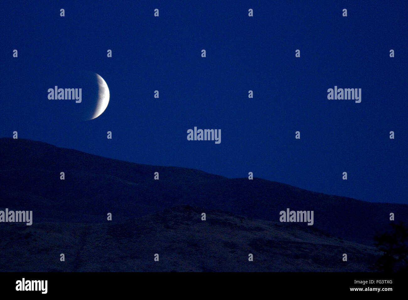 Éclipse lunaire à la hausse dans le ciel nocturne au-dessus de Boise, Idaho, USA. Banque D'Images