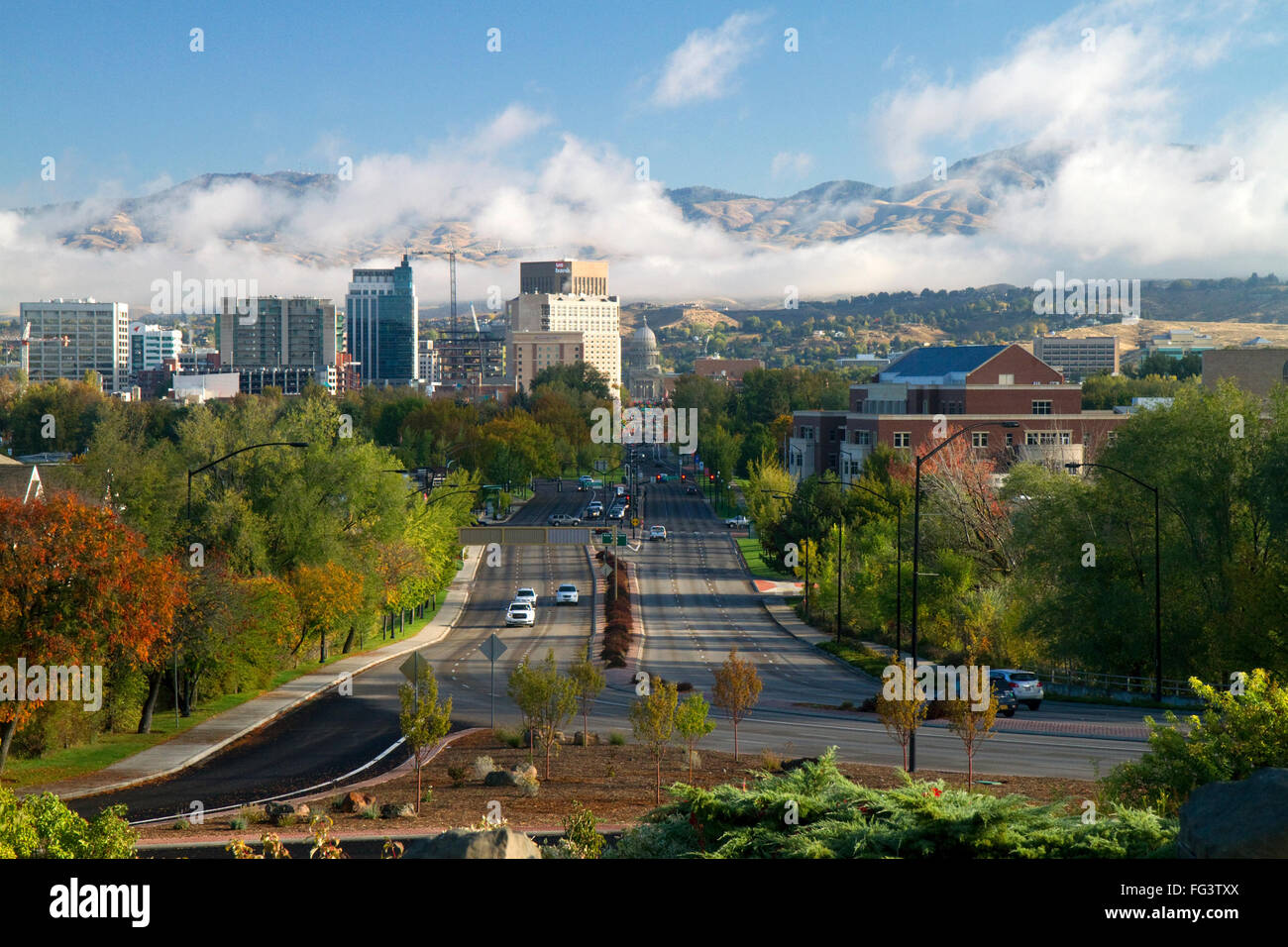 Vue du capital boulevard et l'Idaho State Capitol building sur un matin brumeux dans le centre-ville de Boise, Idaho, USA. Banque D'Images