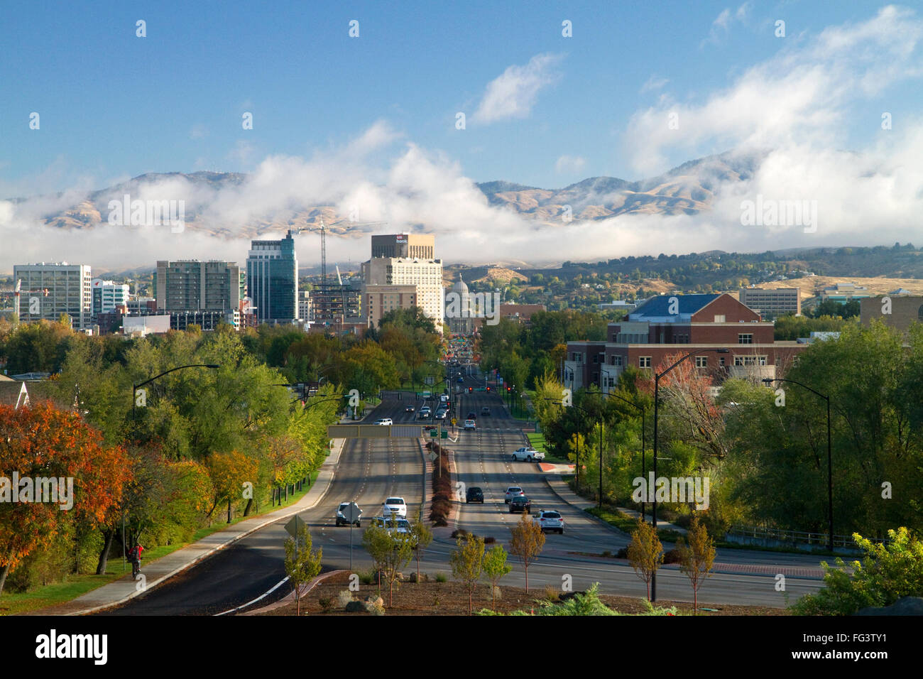 Vue du capital boulevard et l'Idaho State Capitol building sur un matin brumeux dans le centre-ville de Boise, Idaho, USA. Banque D'Images