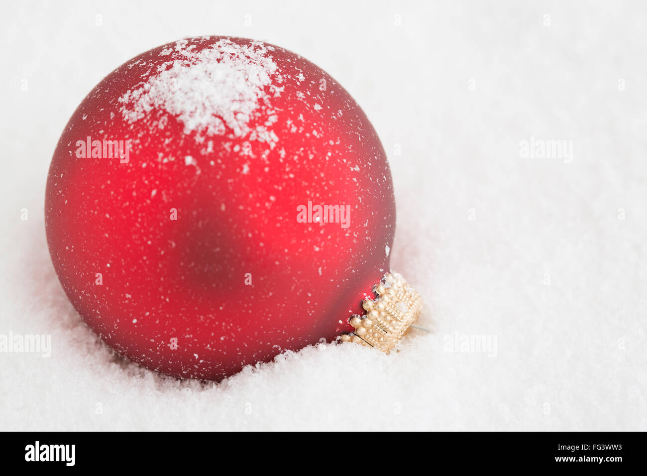 Studio shot of red Boule de Noël dans la neige Banque D'Images