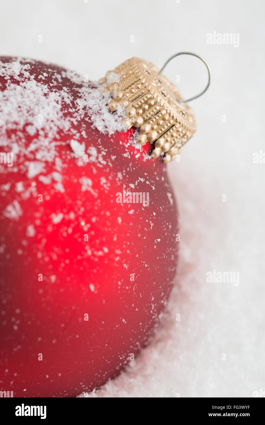 Studio shot of red Boule de Noël dans la neige Banque D'Images