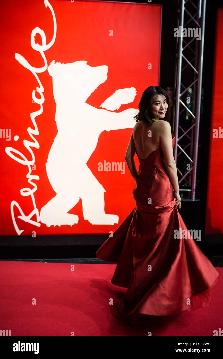 Berlin, Allemagne. Feb 17, 2016. L'actrice Huang Lu pose à la session avant la projection du film 'San Fu Tian (Dog Days)' à la 66e Berlinale Festival International du Film de Berlin, Allemagne, le 17 février 2016. © Zhang Fan/Xinhua/Alamy Live News Banque D'Images