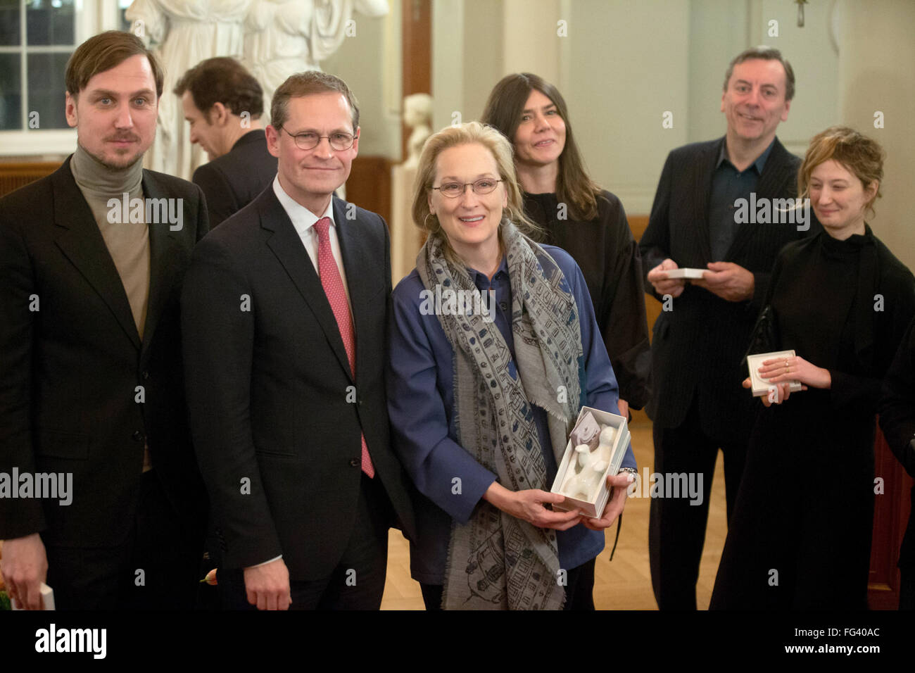 Berlin, Allemagne. Feb 17, 2016. 66e Festival International du Film de Berlin, Allemagne, 17 février 2016. Jury réception à l'Hôtel de Ville Rouge de Berlin : Berlin's maire Michael Müller (SPD, 2-L), reçoit de Clive Owen (retour), Lars Eidinger (L), Nick James (2-R), le président du jury Meryl Streep (C), l'Alba Rohrwacher (R) et Malgorzata Szumowska. La Berlinale se déroule du 11 février au 21 février 2016. Photo : Kay Nietfeld/dpa/Alamy Live News Banque D'Images