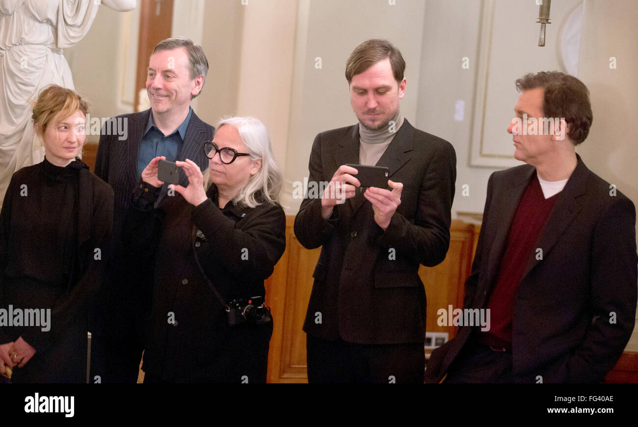 Berlin, Allemagne. Feb 17, 2016. 66e Festival International du Film de Berlin, Allemagne, 17 février 2016. Berlinale jury réception à l'Hôtel de Ville Rouge de Berlin : Alba Rohrwacher (L-R), Nick James, Brigitte Lacombe, Lars Eidinger et Clive Owen. La Berlinale se déroule du 11 février au 21 février 2016. Photo : Kay Nietfeld/dpa/Alamy Live News Banque D'Images