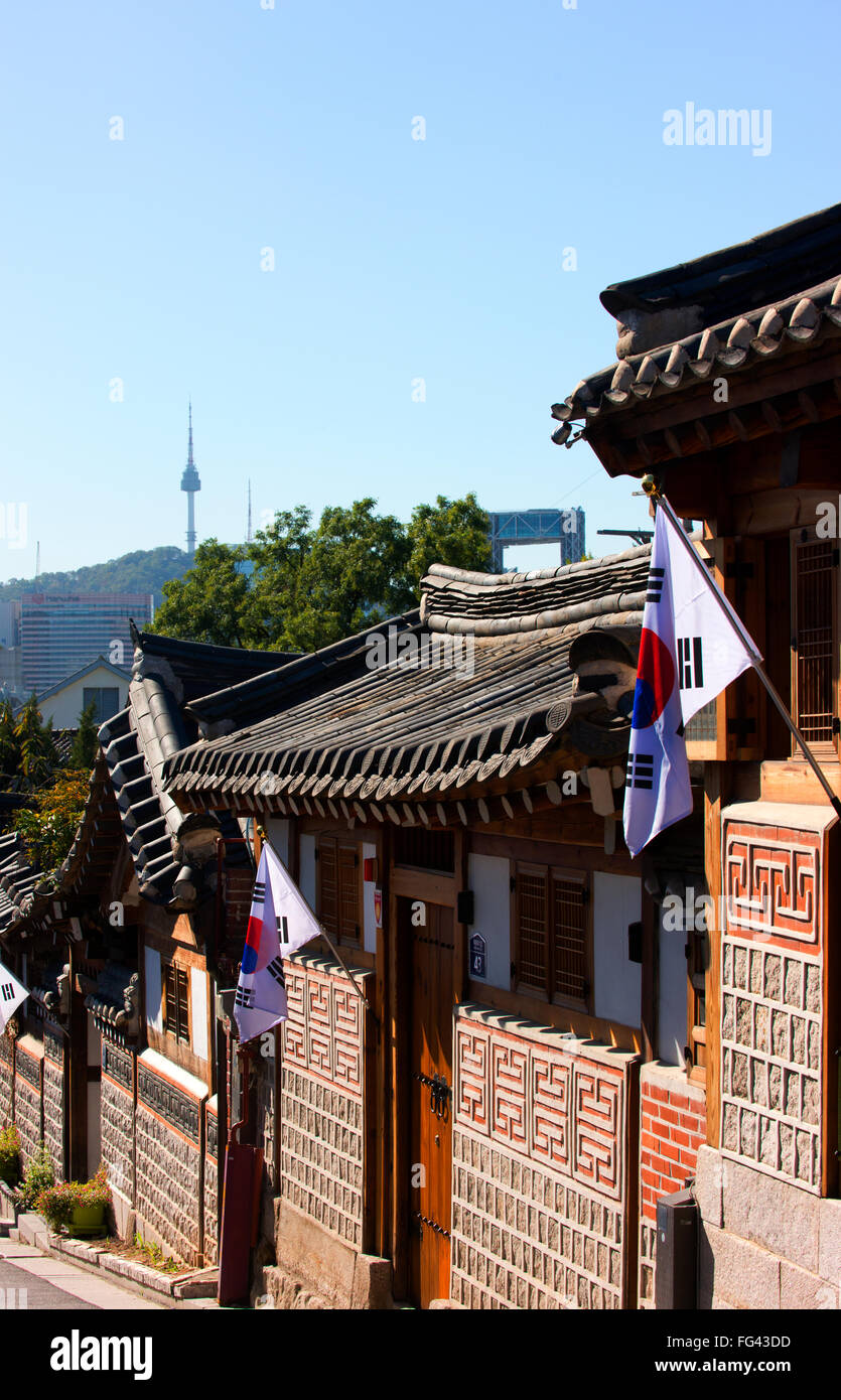 Dans les maisons traditionnelles Hanok avec Tour N de Séoul à grande distance. Banque D'Images