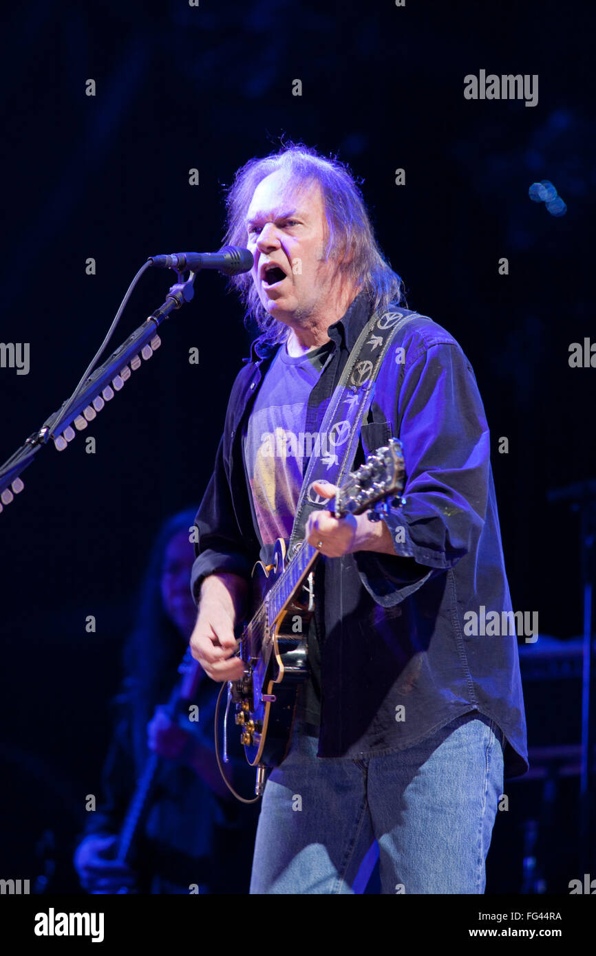 Neil Young sur la scène de la pyramide, 2009 festival de Glastonbury, Somerset, Angleterre, Royaume-Uni. Banque D'Images