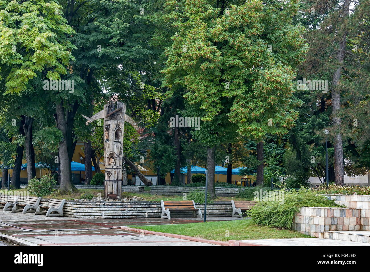 Vue sur le parc de la petite ville Cerin intéressant avec sculpture en bois, Bulgarie Banque D'Images