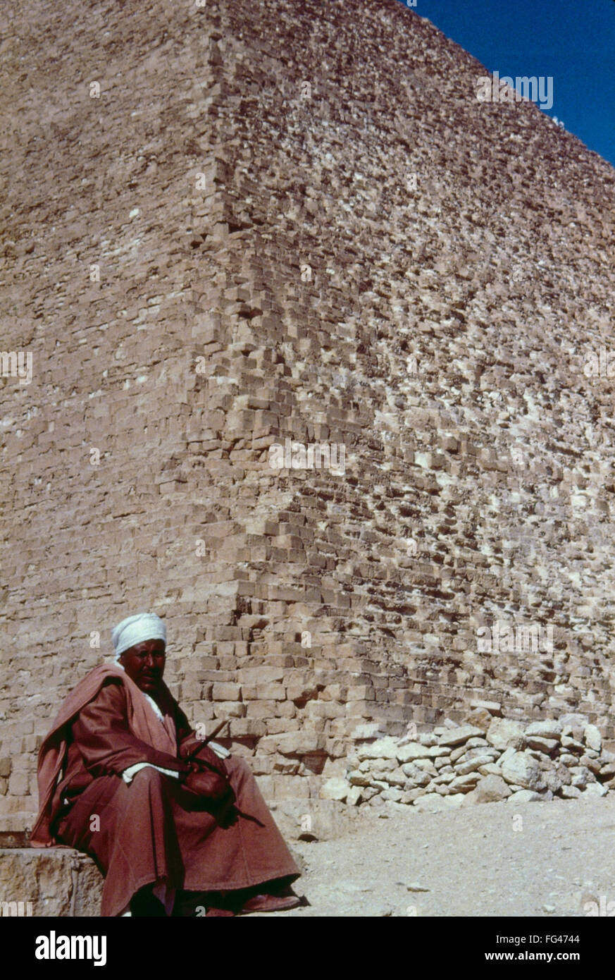 Egypte : Pyramide de Khéops. /NAn arabes guide assis à la base de la ...