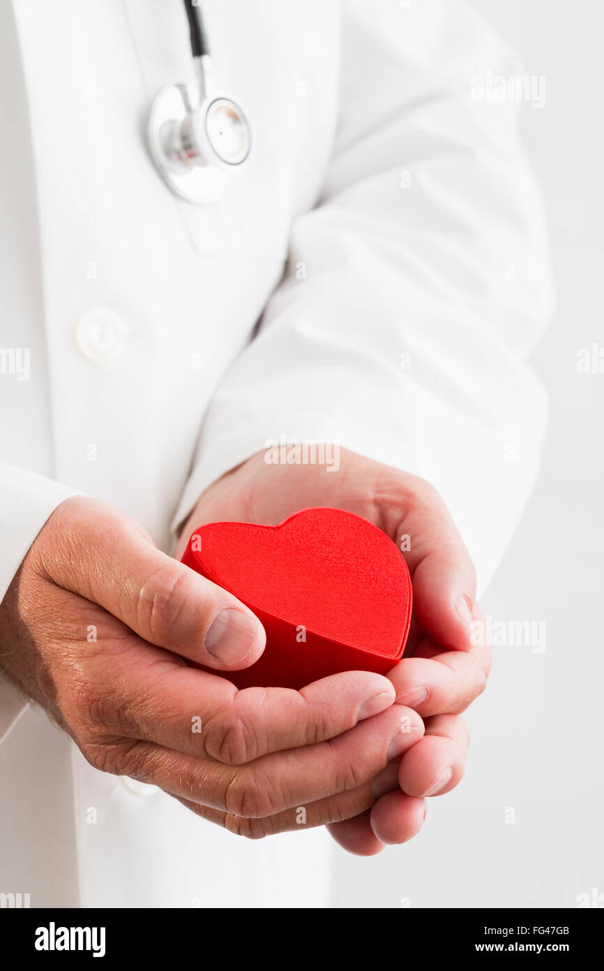 Doctor holding coeur en plastique Banque D'Images