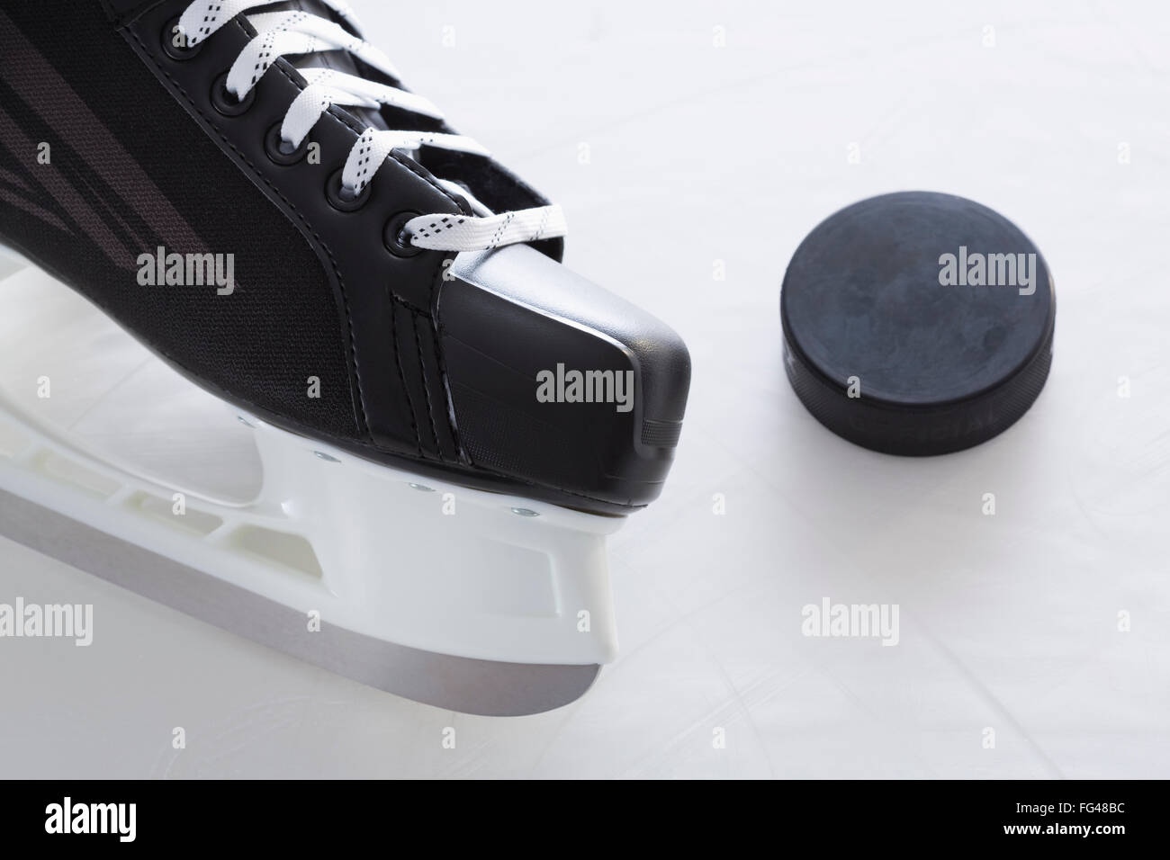 Rondelle de hockey sur glace et patinage Banque D'Images