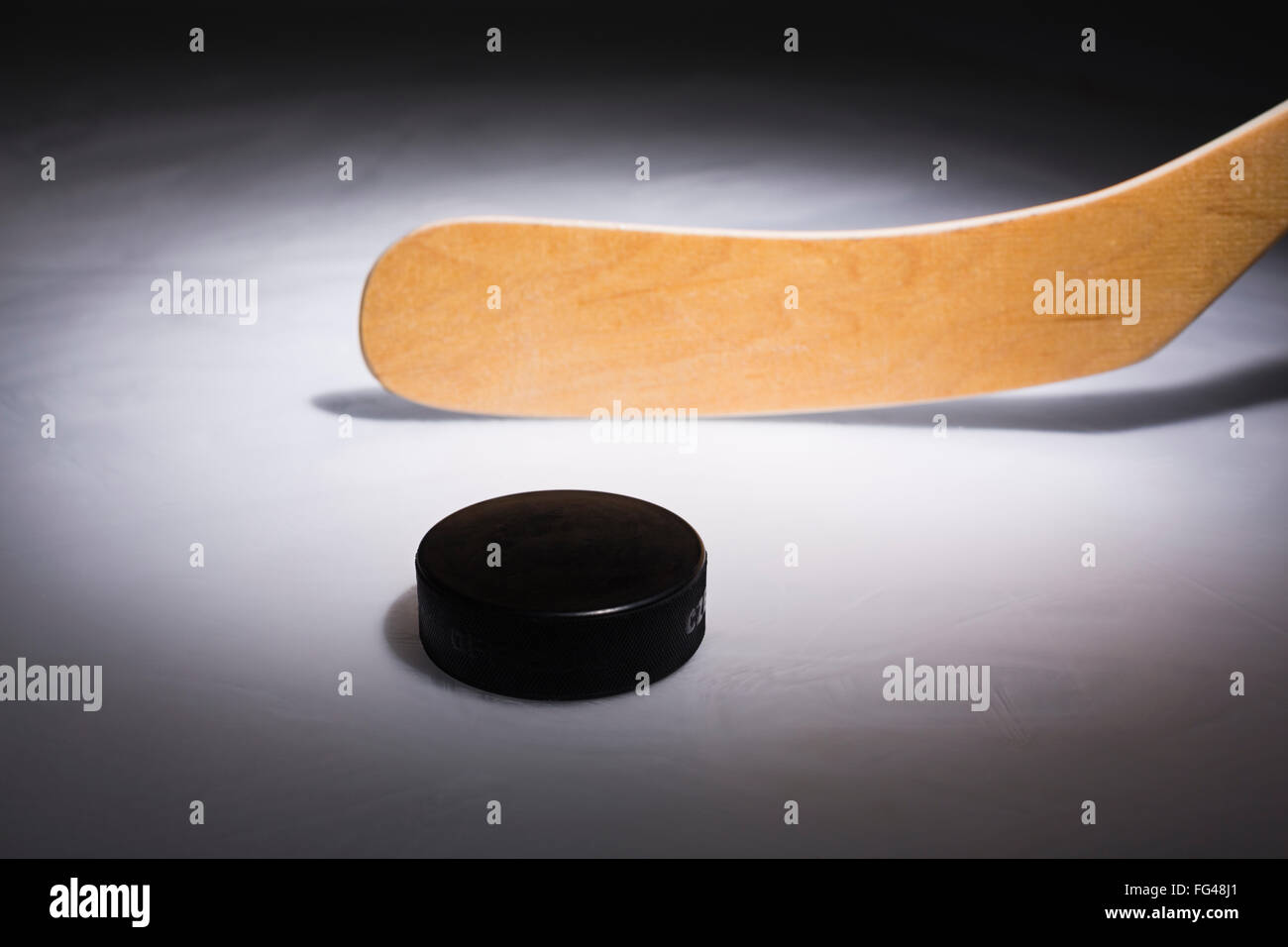 Bâton de hockey sur glace et Puck Banque D'Images