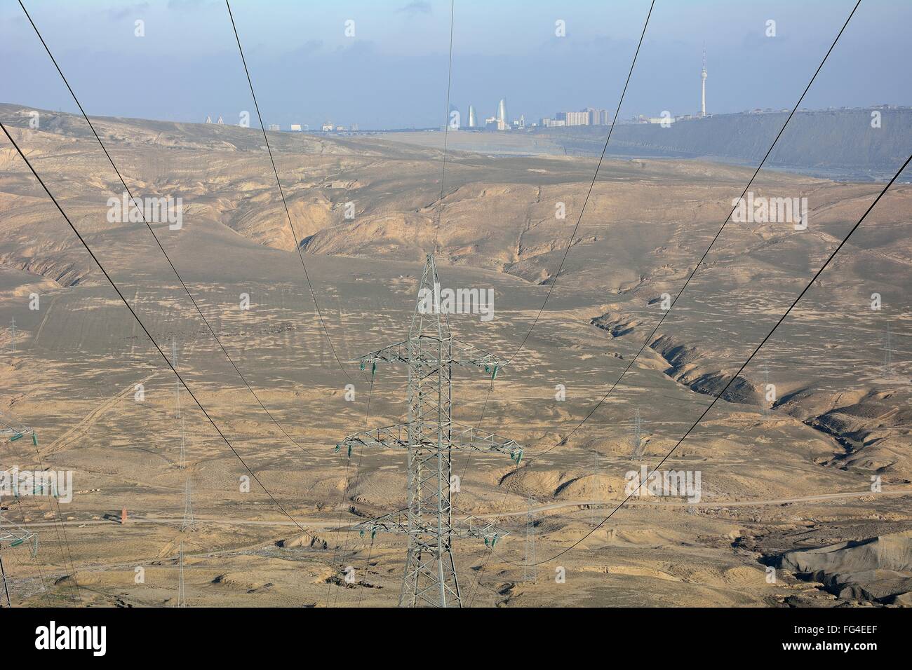 Pylônes et câbles fournissant de l'électricité à Bakou, capitale de l'Azerbaïdjan. Un Bakou éloigné peut être vu, avec des lignes de la haute tension Banque D'Images