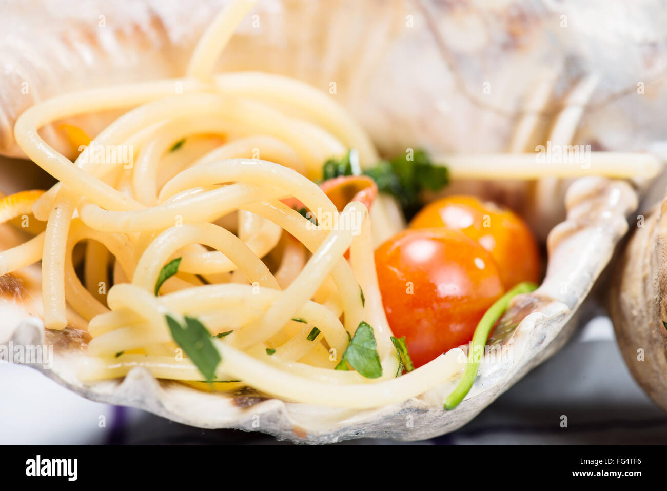 Spaghetti italien et les palourdes dans un grand réservoir Banque D'Images