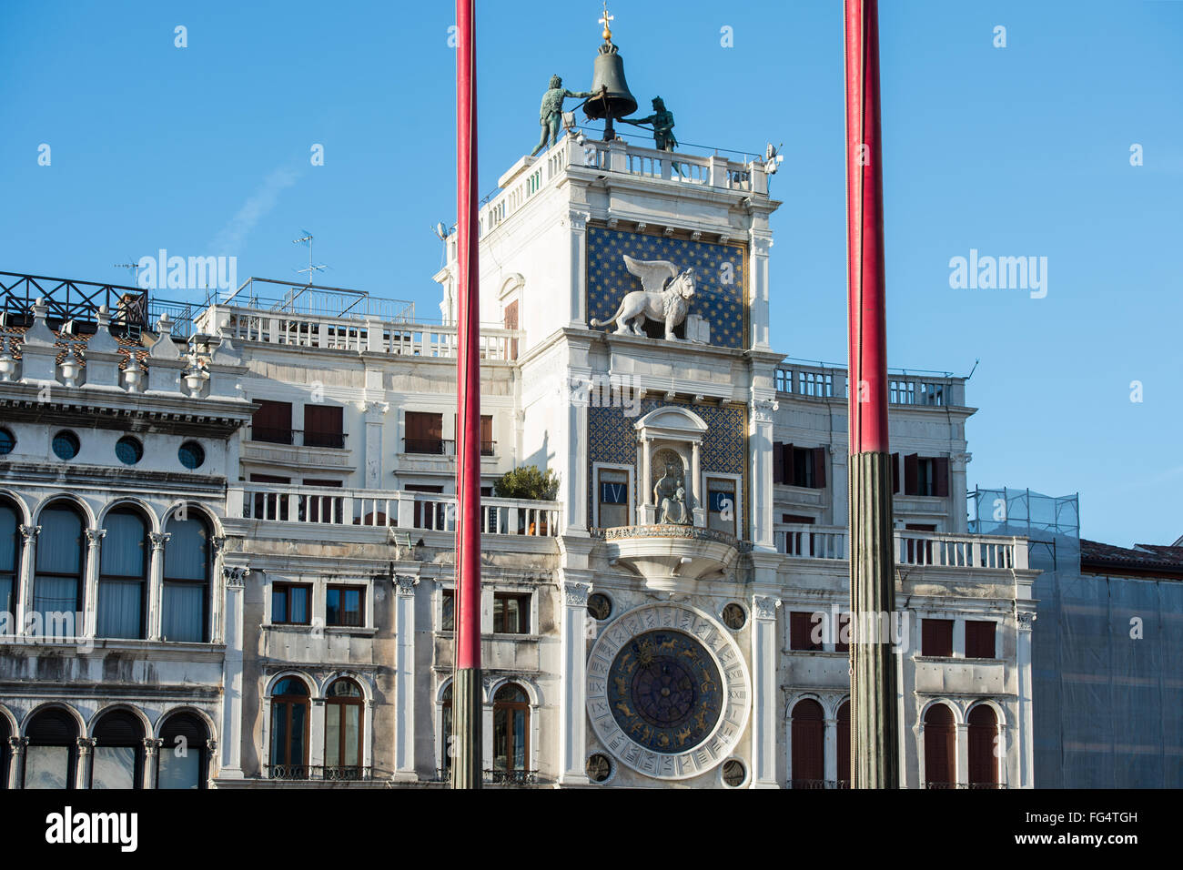 L'horloge est d'or et d'émail bleu ; marques heure, jour, phases de lune et zodiac. Banque D'Images