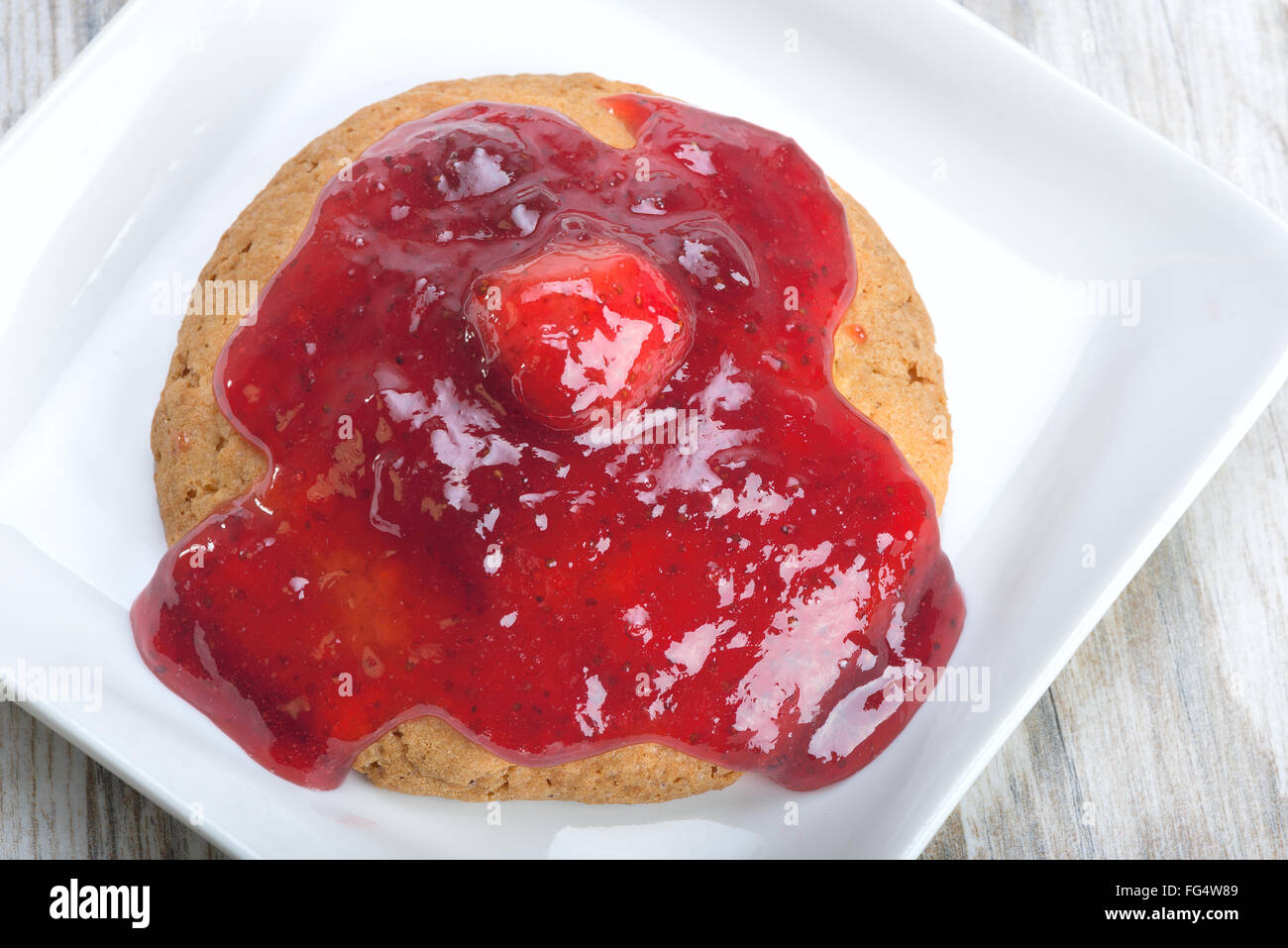 Des biscuits et de la confiture de fraise, et l'ensemble de Berry Banque D'Images