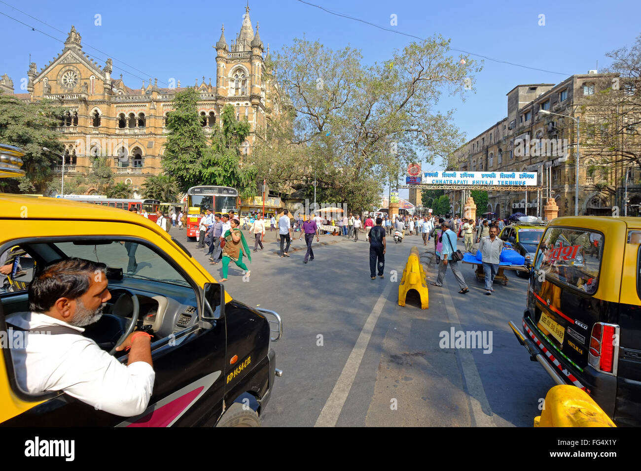 Des taxis à l'extérieur de la gare la Gare Chhatrapati Shivaji Terminus (CST), anciennement connu sous le nom de Victoria Terminus, l'un des plus célèbres édifices de Mumbai Banque D'Images