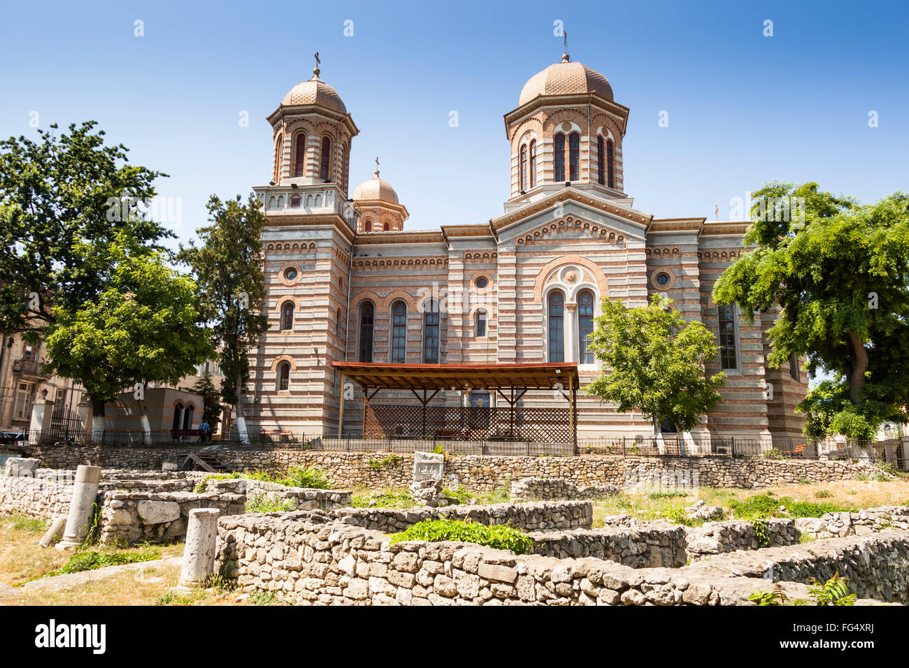 Saint Pierre et Saint Paul les apôtres, la cathédrale et les ruines de l'ancienne Tomis, Constanta, Roumanie Banque D'Images
