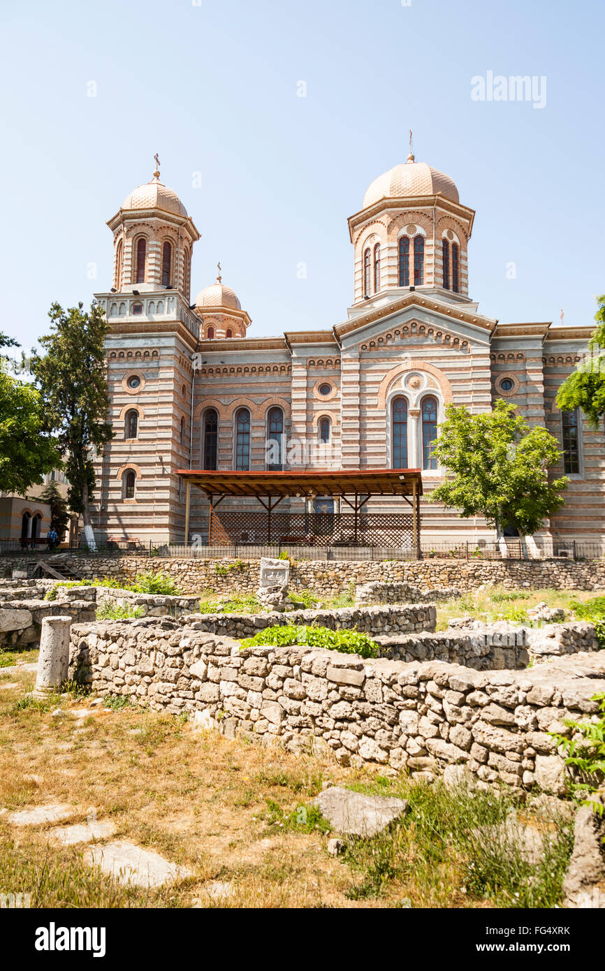Saint Pierre et Saint Paul les apôtres, la cathédrale et les ruines de l'ancienne Tomis, Constanta, Roumanie Banque D'Images