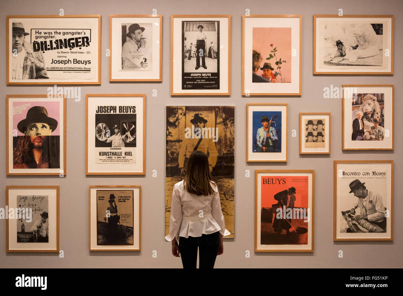 Londres, Royaume-Uni. 16 février 2016. Divers Joseph Beuys posters. Aperçu de la nouvelle exposition de la Tate Modern l'exécution pour la caméra qui examine la relation entre la photographie et la performance de l'invention de la photographie au xixe siècle pour la culture de selfies aujourd'hui. L'exposition est présentée du 18 février au 12 juin 2016. Banque D'Images