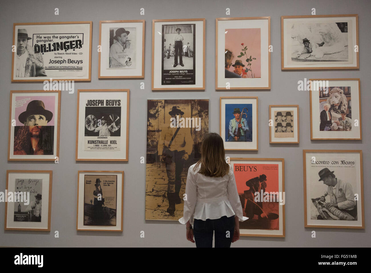 Londres, Royaume-Uni. 16 février 2016. Divers Joseph Beuys posters. Aperçu de la nouvelle exposition de la Tate Modern l'exécution pour la caméra qui examine la relation entre la photographie et la performance de l'invention de la photographie au xixe siècle pour la culture de selfies aujourd'hui. L'exposition est présentée du 18 février au 12 juin 2016. Banque D'Images