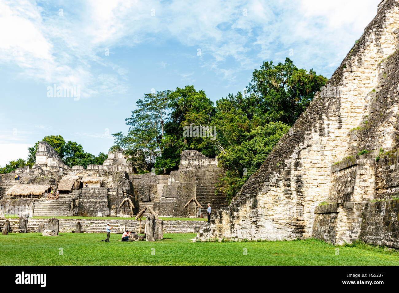 Tikal, place principale, un visiteur a sa photo sur les escaliers du Temple 1. Banque D'Images