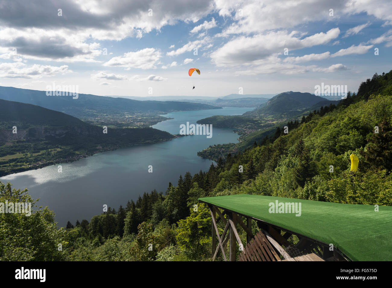 Vue depuis la rampe de lancement de parapente au Col de la Forclaz sur le lac d'Annecy et les montagnes environnantes, Savoie, France Banque D'Images