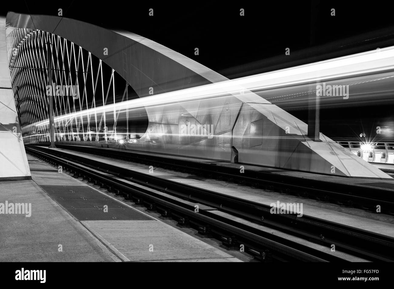 Vue de nuit sur le pont de Troja, Prague Banque D'Images