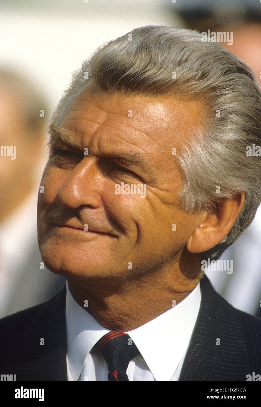 Washington, DC., USA, 7 février, 1985 Robert Hawke Premier Ministre de l'Australie à la Maison Blanche lors d'une visite officielle de travail organisé par le président Ronald Reagan. Robert James Lee Hawke est un homme politique australien qui fut le 23e premier ministre de l'Australie et le chef du parti travailliste de 1983 à 1991. Après une décennie en tant que président du Conseil australien des syndicats, il a été élu à la Chambre des représentants comme le député de Wills en 1980. Trois ans plus tard, il a dirigé de main-d'une victoire électorale écrasante et a prêté serment en tant que premier ministre Crédit : Mark Reinstein Banque D'Images