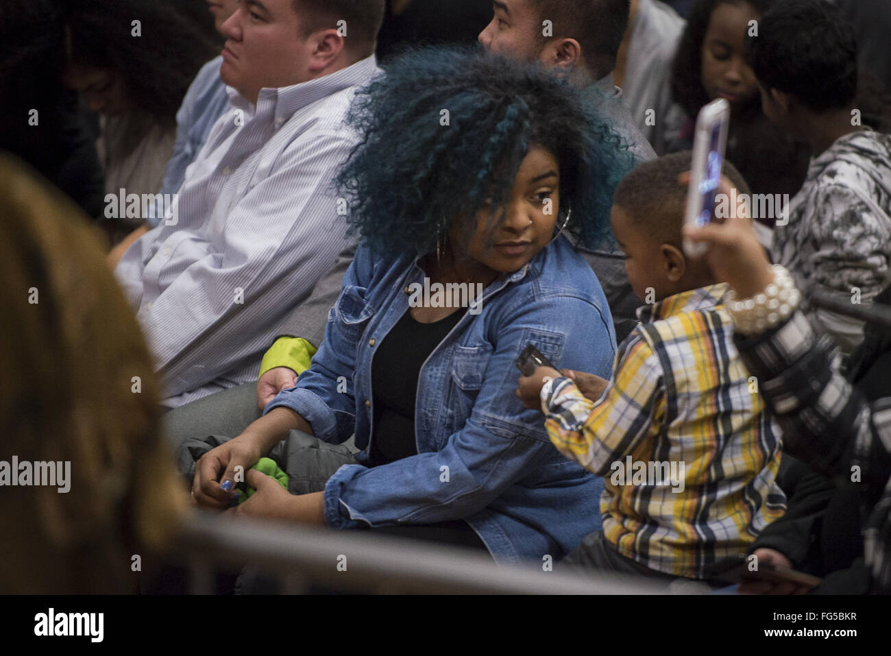 Minneapolis, Minnesota, USA. Feb 13, 2016. Une femme et un enfant dans le public à un événement de campagne Bernie Sanders. Le sénateur Bernie Sanders du Vermont, qui recherche le Parti démocratique en vue de la désignation du président, ont assisté à l'Amérique noire Forum, parrainé par l'Organisation de quartiers MN pour changer à Patrick Henry High School dans le quartier en grande partie de North Minneapolis, Minnesota le Vendredi, Février 12, 2016. Après avoir battu Hillary Clinton dans les primaires du New Hampshire, au début de la semaine, le sénateur Sanders a commencé à faire campagne pour de bon pour les électeurs minoritaires, qui va b Banque D'Images