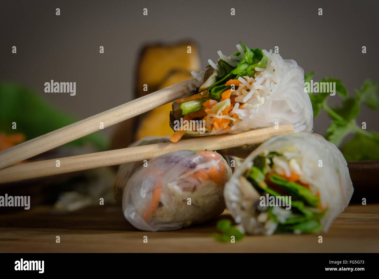 Rouleaux d'été vietnamiens entouré avec du papier de riz et légumes farcis avec divers. La nourriture végétarienne. La cuisine asiatique. Banque D'Images