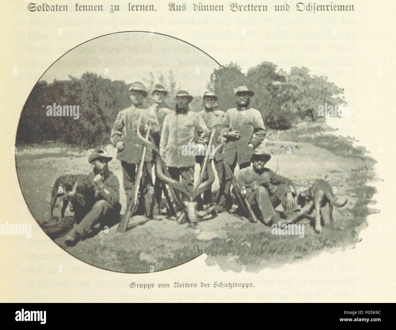 Deutsch-Südwestafrika est un carnet de voyage qui documente trois années passées dans la terre de Hendrik Witbooi, une figure importante de l'histoire namibienne. Le livre comprend des descriptions de la terre, des gens et de la culture, appuyées par de nombreuses illustrations. Banque D'Images