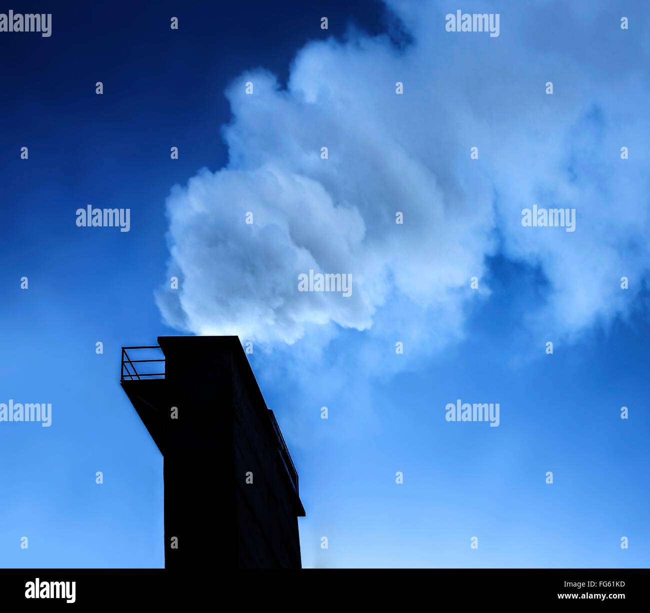 L'industrie spectaculaire silhouette de cheminée d'épuiser l'atmosphère en CO2. Banque D'Images