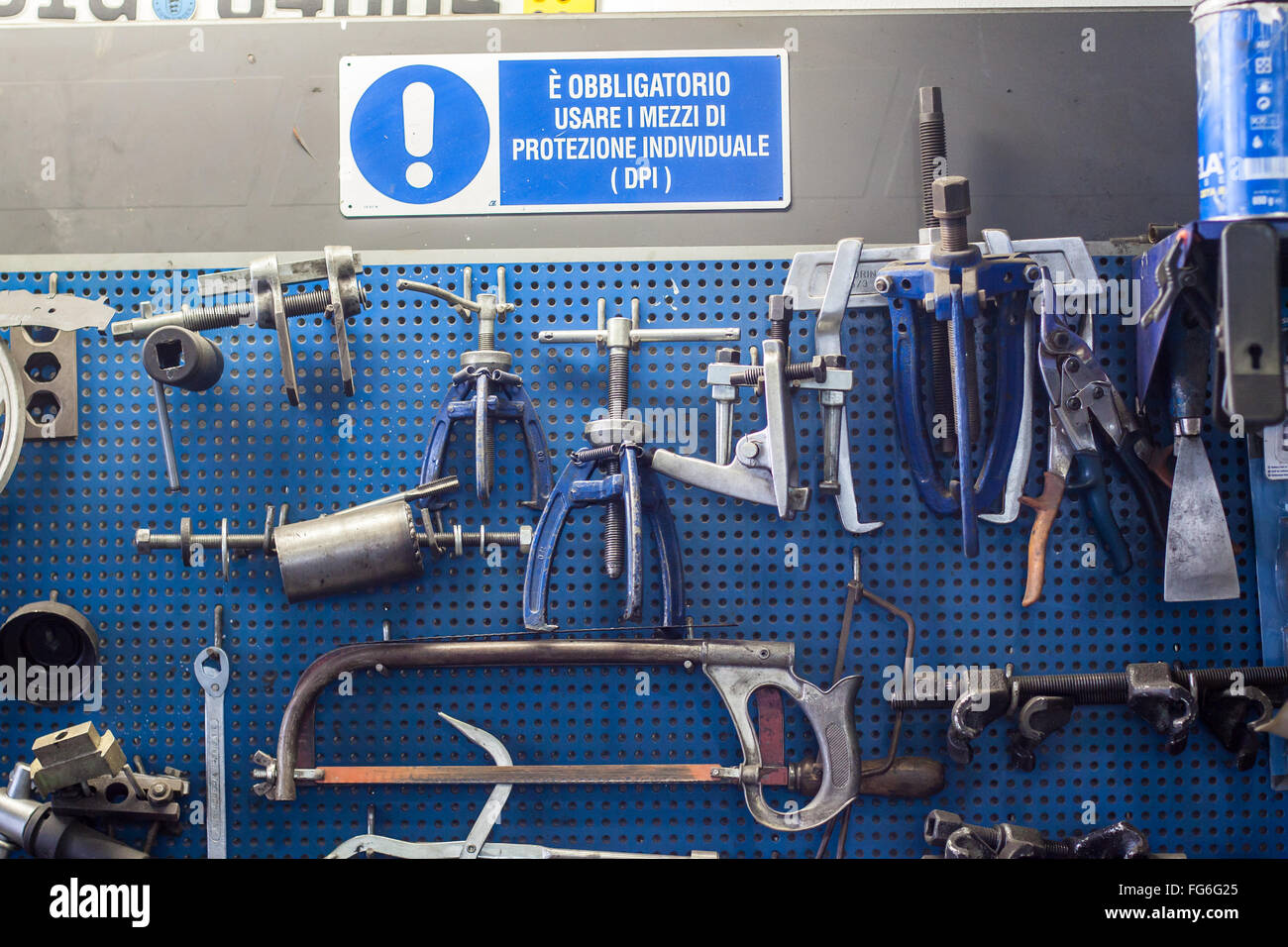 Les outils, l'atelier mécanique et des panneaux de sécurité Photo Stock -  Alamy