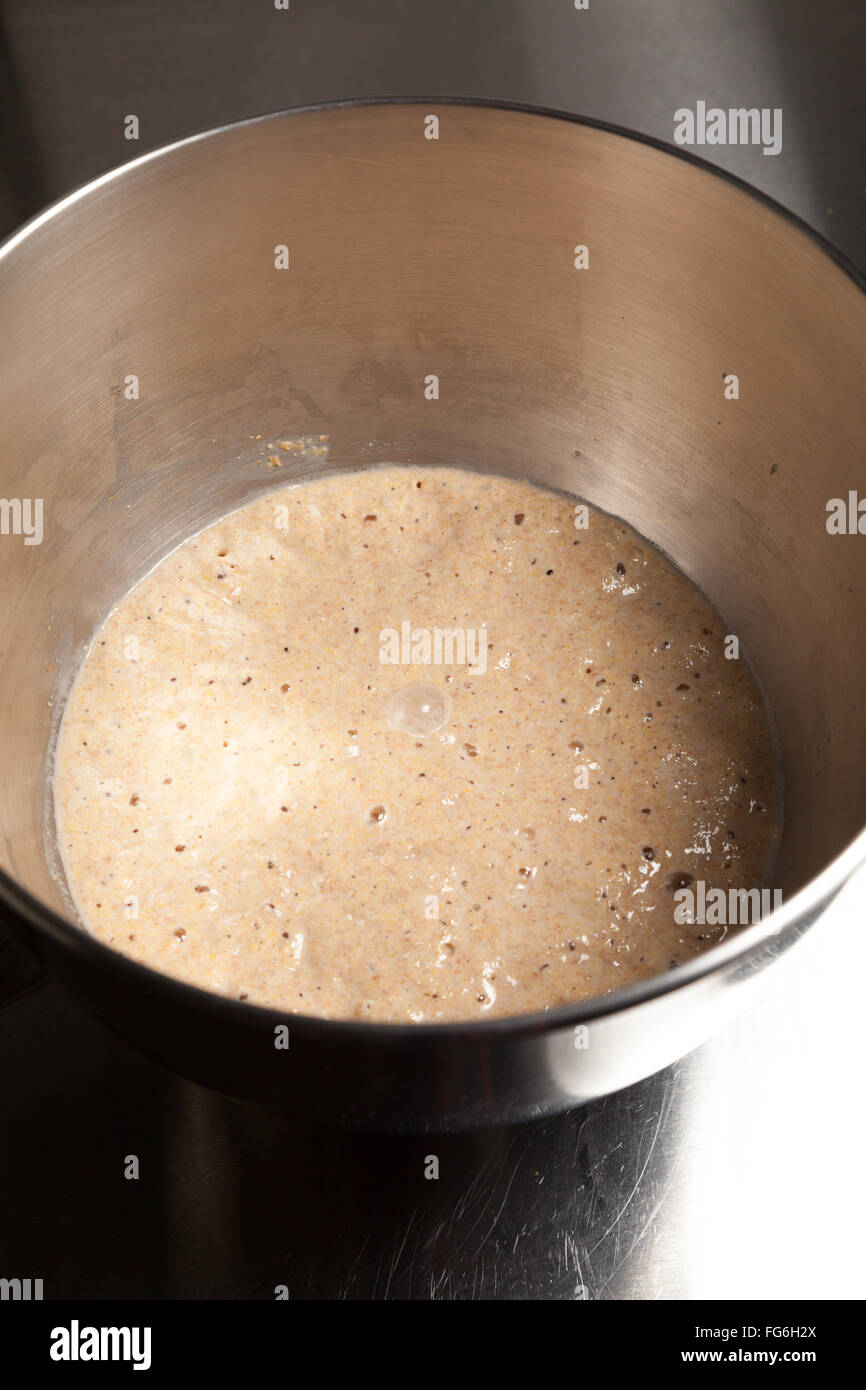 La pâte à pain en fermentation Photo Stock - Alamy