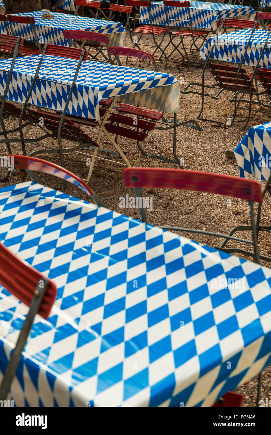 Jardin de bière, tables vides avec blanc-bleu, nappe en Haute-bavière, Bavière, Allemagne Banque D'Images