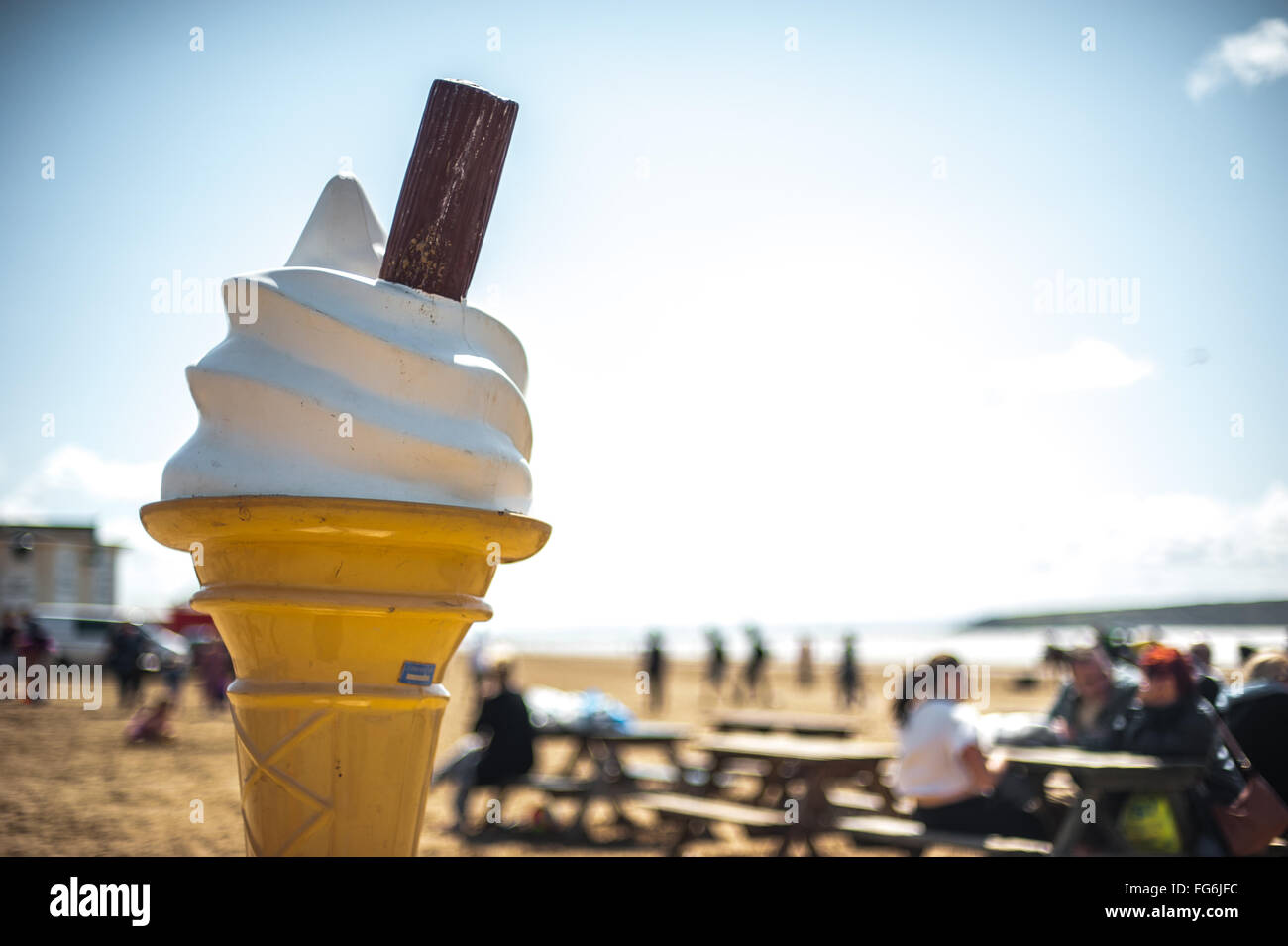 Grand cône de crème glacée et de Cadbury's Flake & beach life, Weston-Super-Mare, Angleterre Banque D'Images