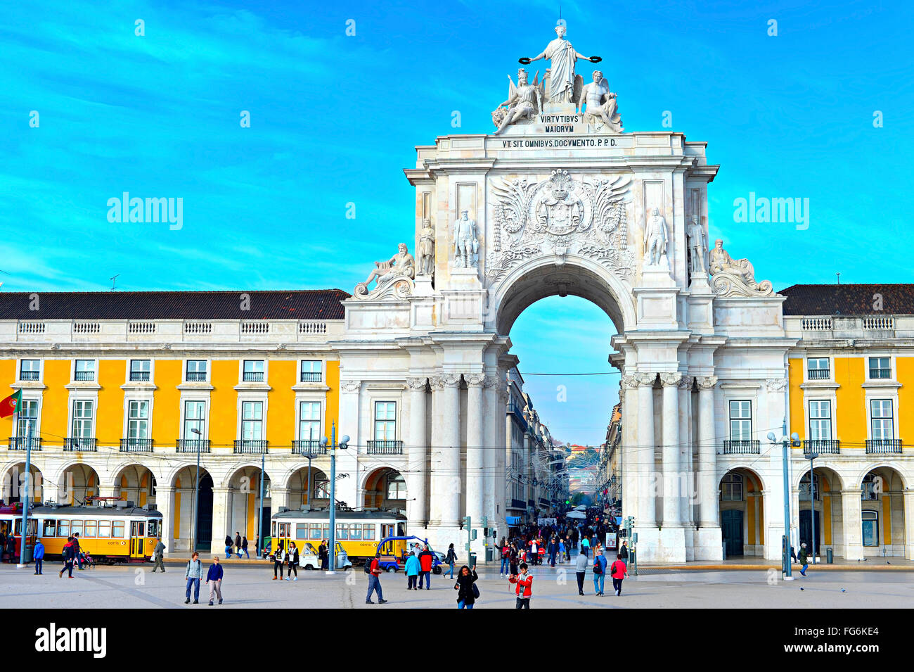 Les gens qui marchent à la Rua Augusta Arch sur la Place du Commerce - attractions touristiques de Lisbonne. Banque D'Images