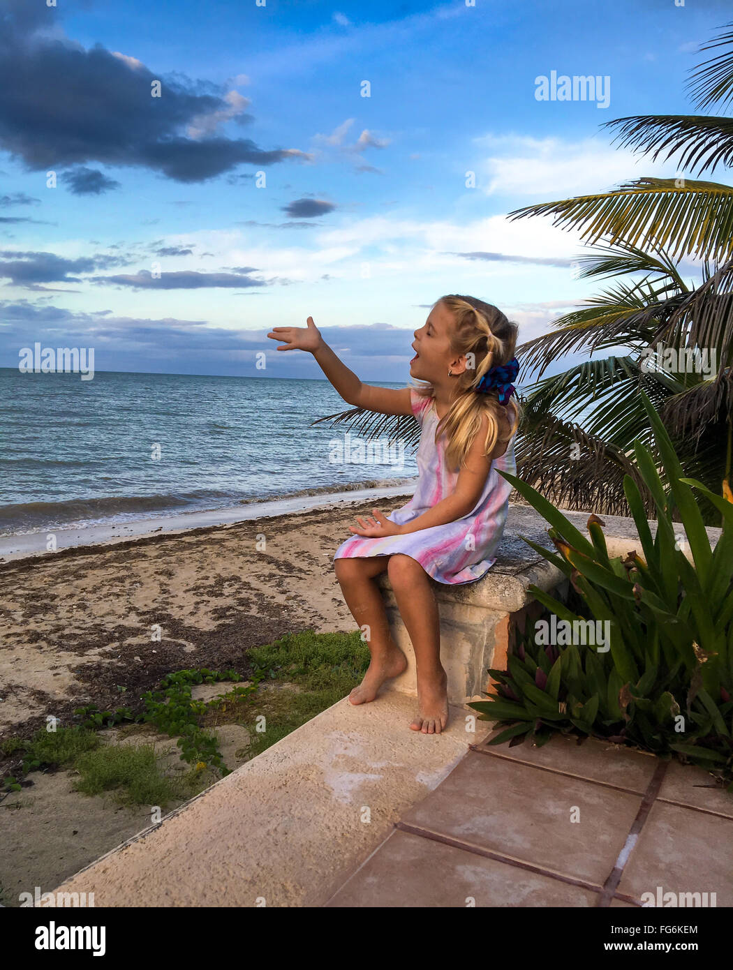 Petite fille jouant à la péninsule du Yucatan beach Photo Stock - Alamy