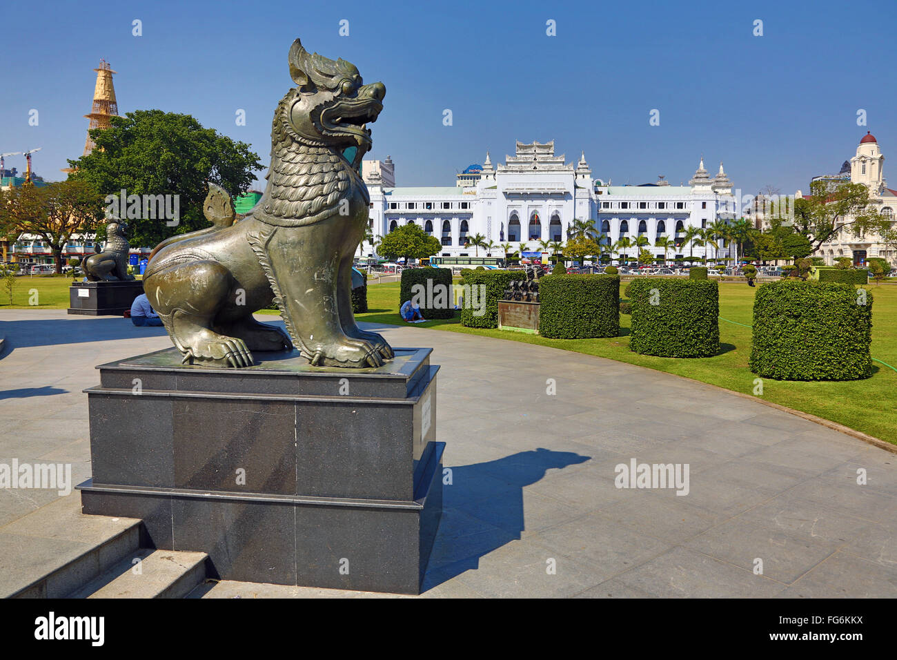 Yangon City Hall et lion statue en Maha Bandola Garden park, Yangon, Myanmar Banque D'Images
