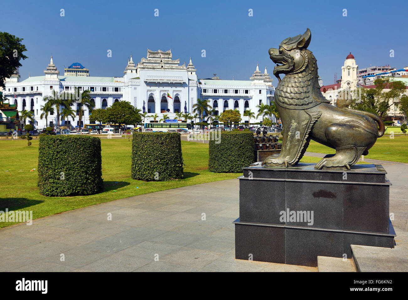 Yangon City Hall et lion statue en Maha Bandola Garden park, Yangon, Myanmar Banque D'Images