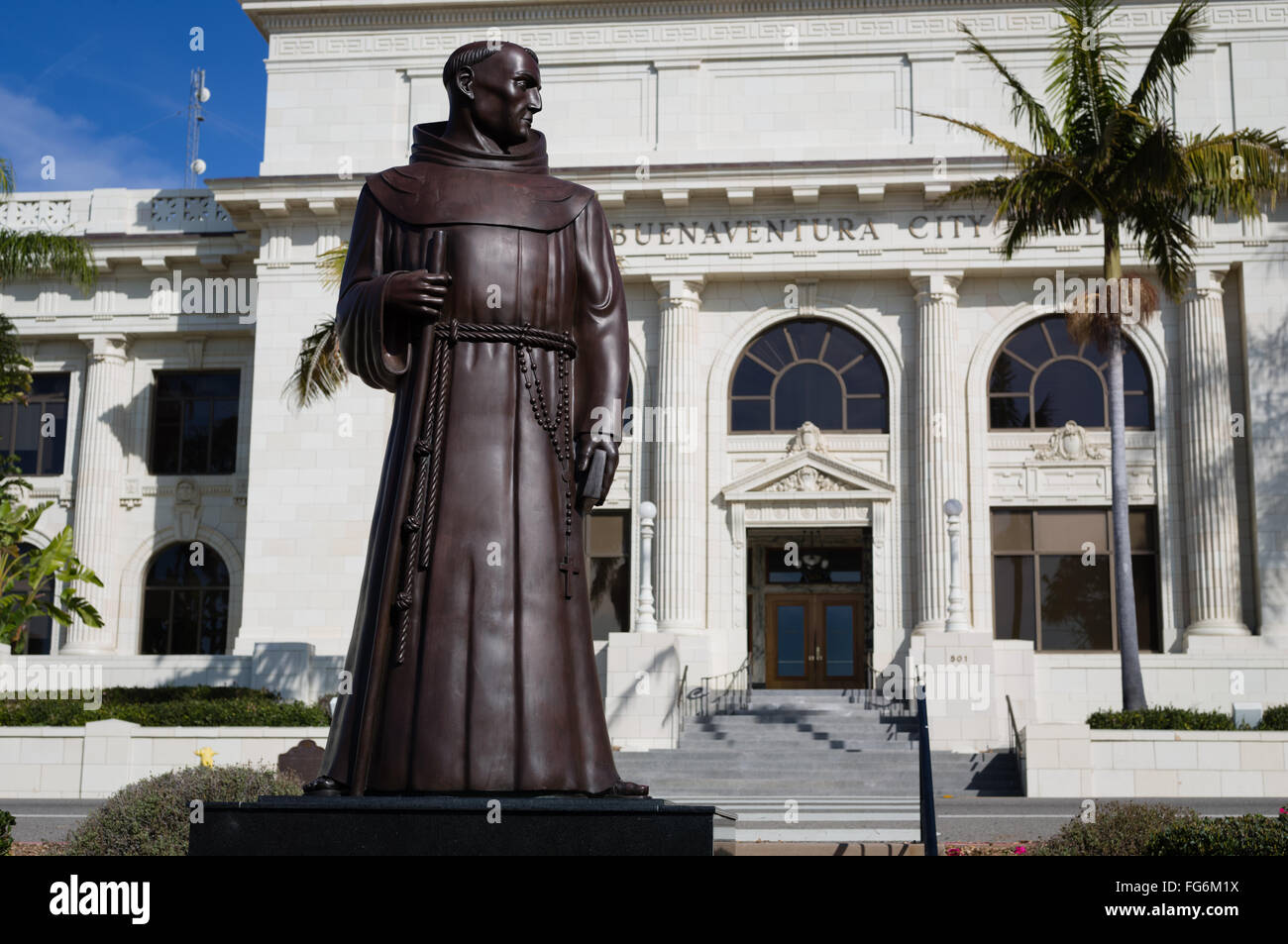 Statue de Junipero Serra devant l'hôtel de ville, Ventura, Californie. Banque D'Images