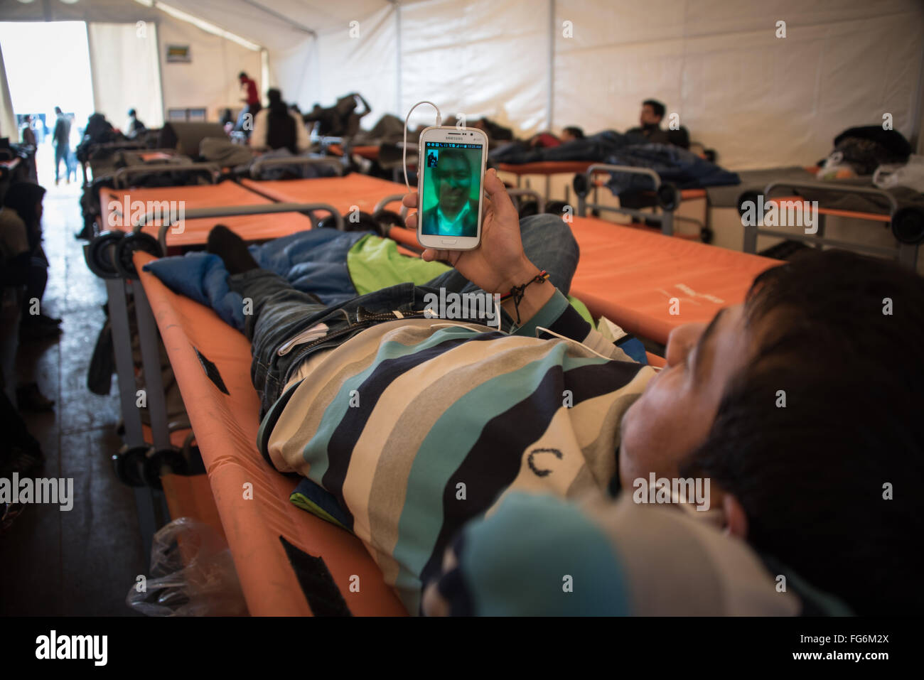 Les demandeurs d'asile en attente dans Idomeni camp de réfugiés à traverser la frontière macédonienne. Banque D'Images