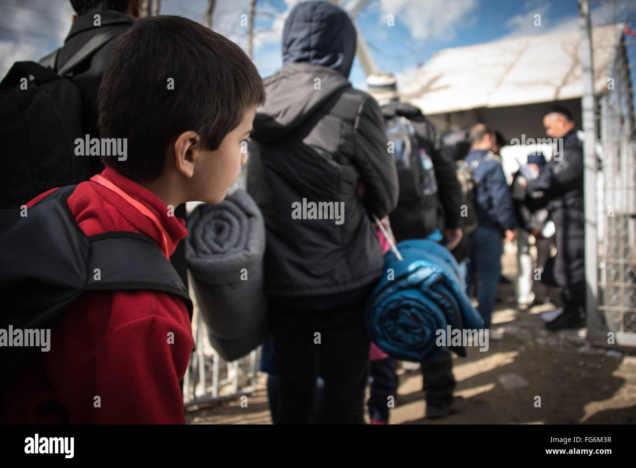 Les demandeurs d'asile en attente dans Idomeni camp de réfugiés à traverser la frontière macédonienne. Banque D'Images