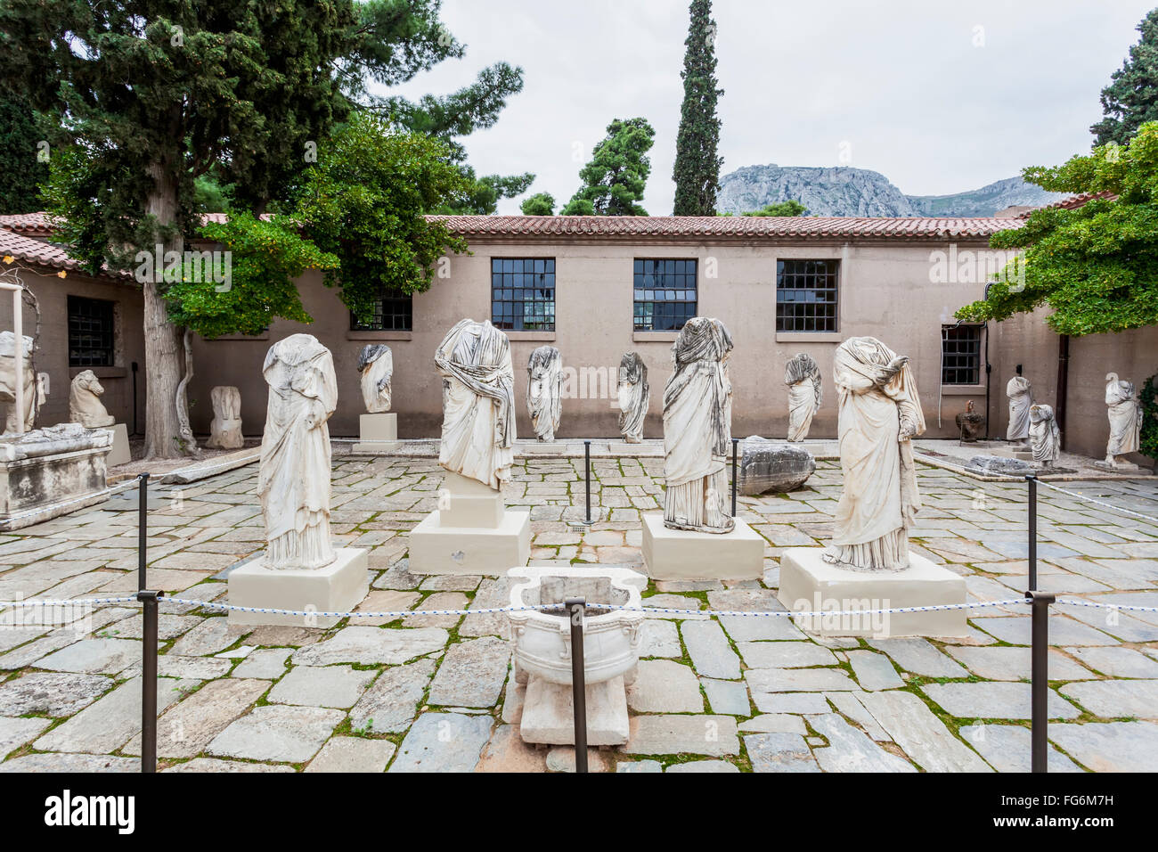 Statues sans tête à un musée archéologique, Corinthe, Grèce Banque D'Images